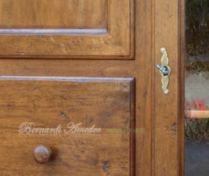Mobile dispensa in legno massello con ante e cassetti